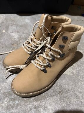 Universal Thread Tan Lace-Up Hiking Boots